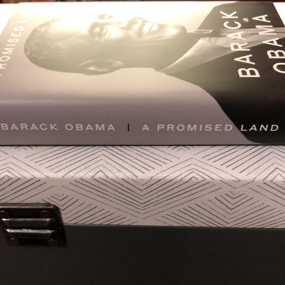 A promised Land - hardcover book by Barack Obama - Picture 6 of 6